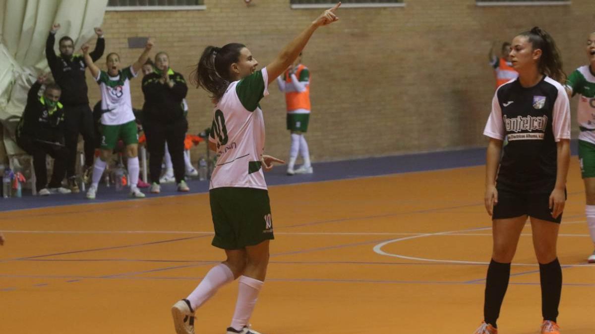 Celi Calderón celebra el segundo gol del Deportivo.