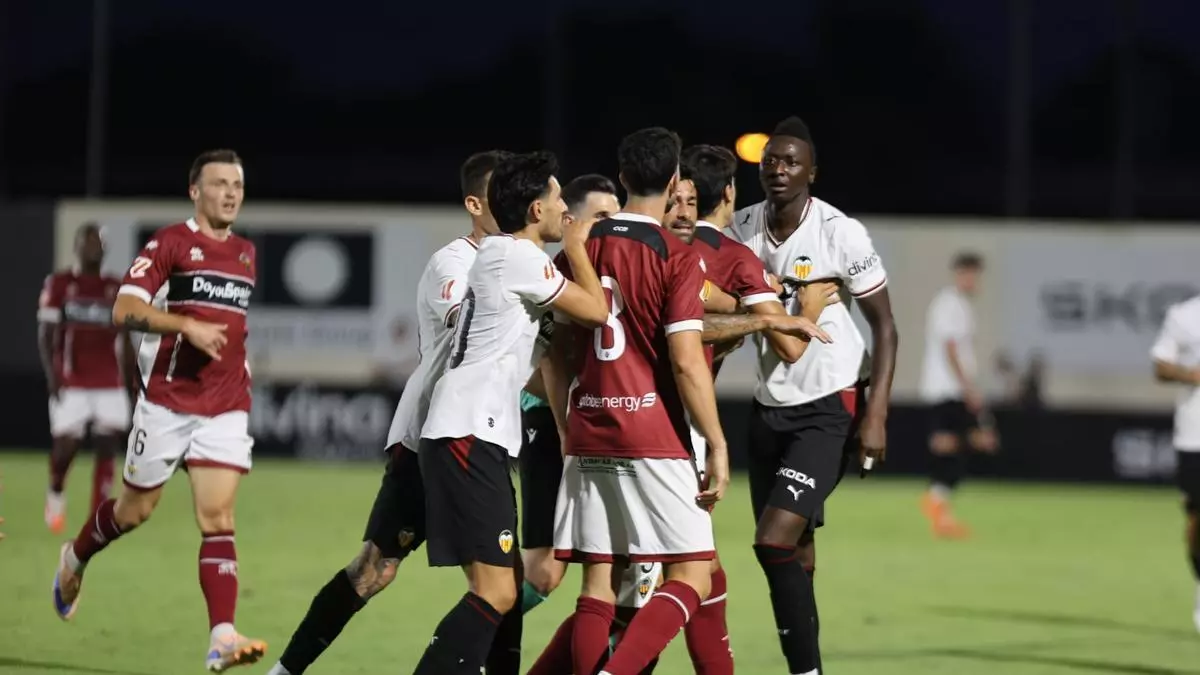 Crónica: El Valencia pierde el partido, los papeles y confirma la urgencia de reforzarse (1-2)