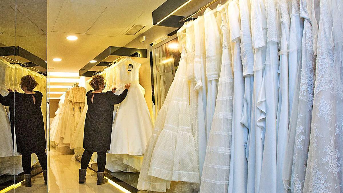 Los trajes de madrina y acompañante de ceremonia tampoco tienen salida. 