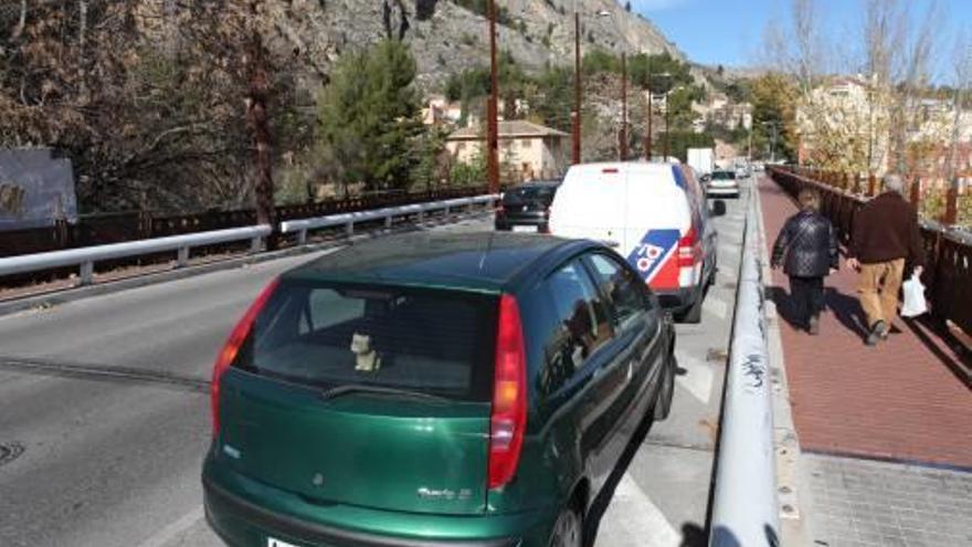 Coches en el puente José Luis González, por donde irá el bulevar.