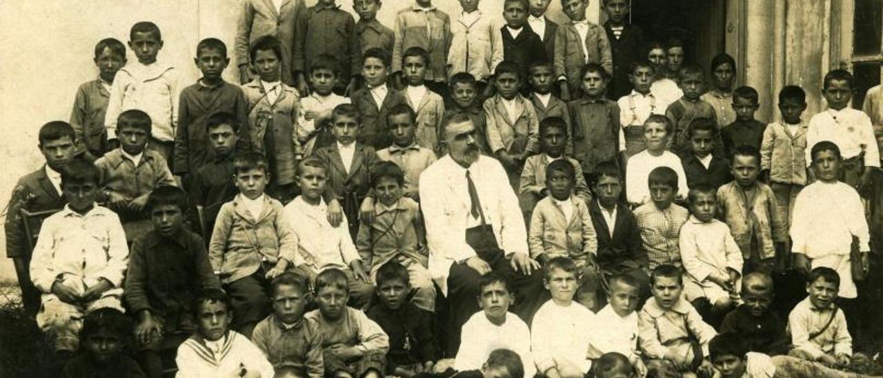 Alumnos de la escuela de Ricardo Símil Silva en una imagen tomada en el año 1920, que forma parte del libro “A Escola Pública en Moaña”.