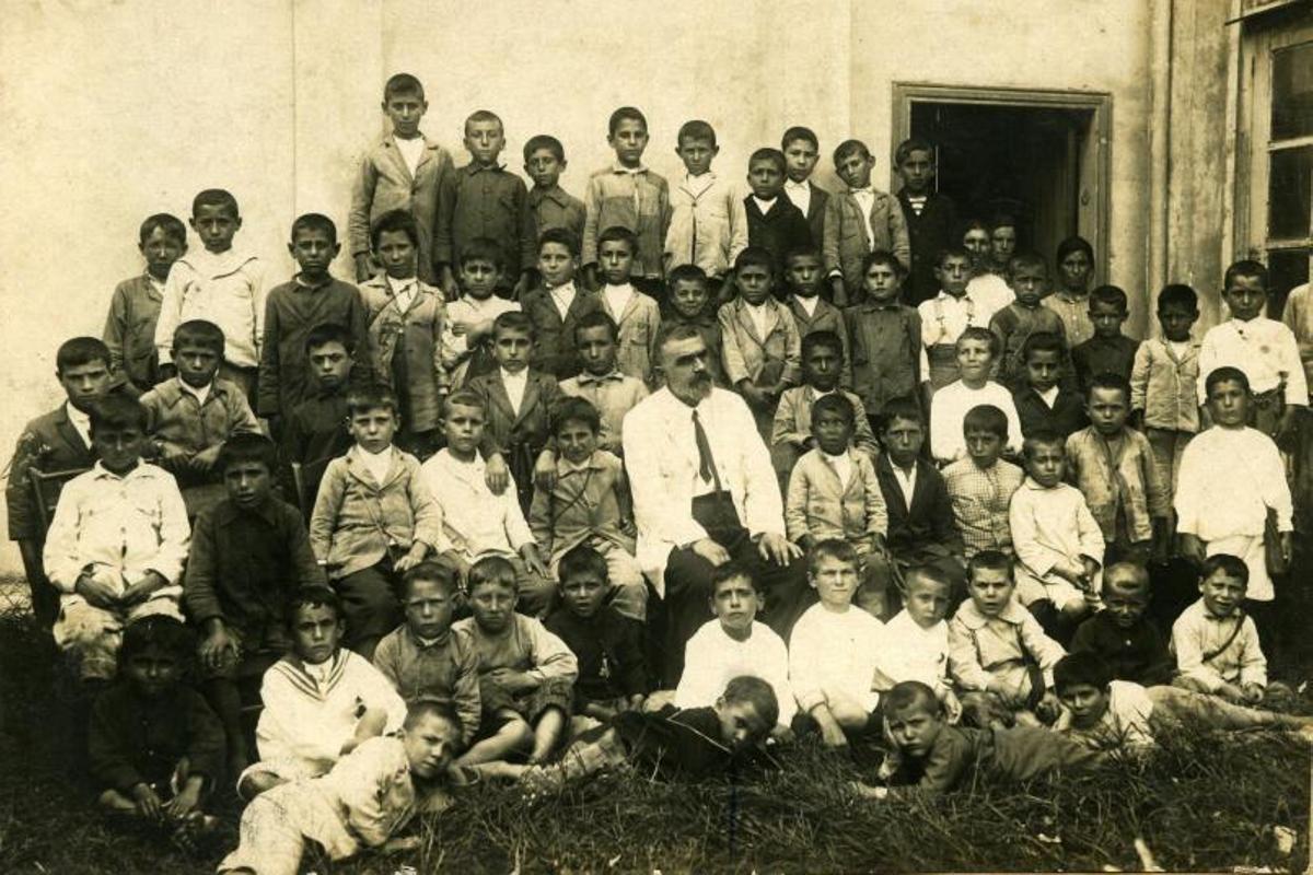 Alumnos de la escuela de Ricardo Símil Silva en una imagen tomada en el año 1920, que forma parte del libro “A Escola Pública en Moaña”.