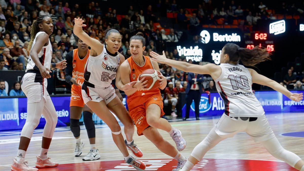 Elena Buenavida, titular en el partido ante el Lointek Gernika en La Fonteta