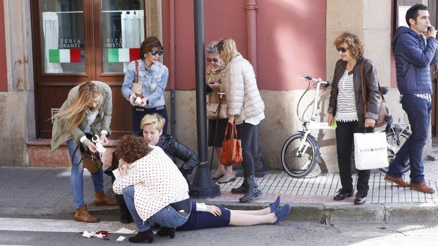 Atienden a una señora por un golpe en la cabeza tras caerse en Fomento