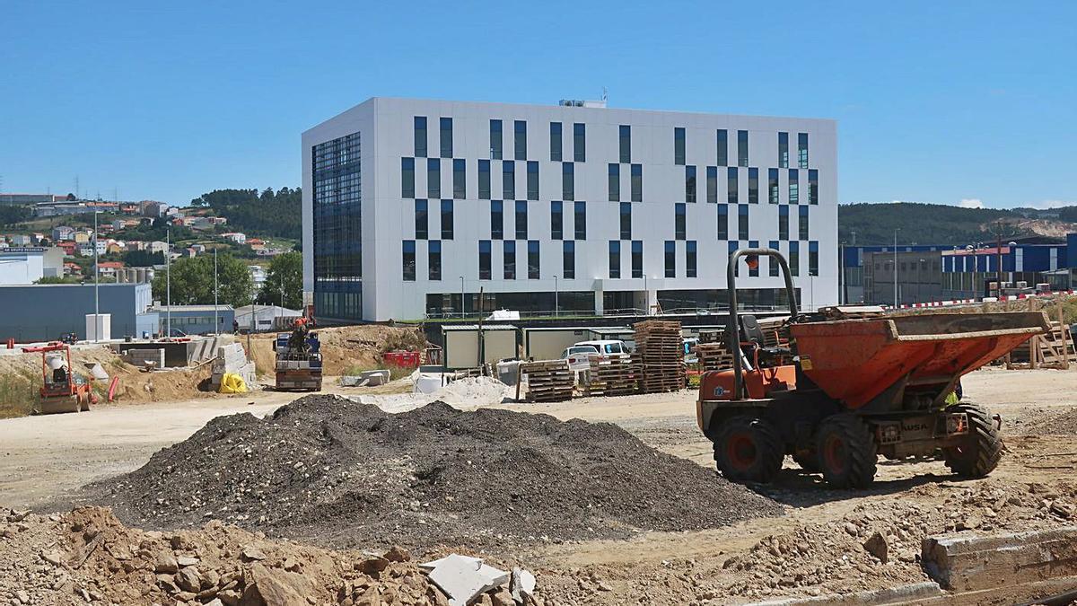 Lateral del primer edificio de oficinas y estructura del futuro Mercadona de Nexus Sabón.   | // I. A.