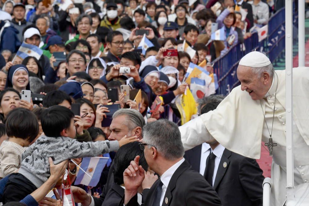 El papa celebró hoy una misa para la pequeña comunidad católica japonesa en la ciudad de Nagasaki, símbolo tanto del martirio de los cristianos en el pasado como de la bomba atómica.