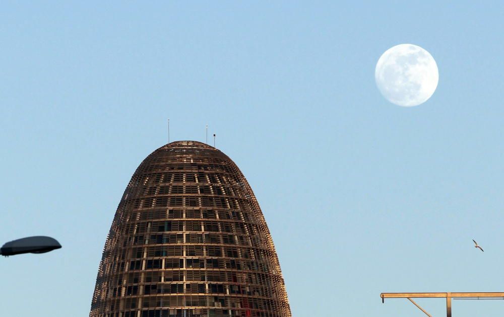 LUNA LLENA EN EL CIELO DESPEJADO DE BARCELONA