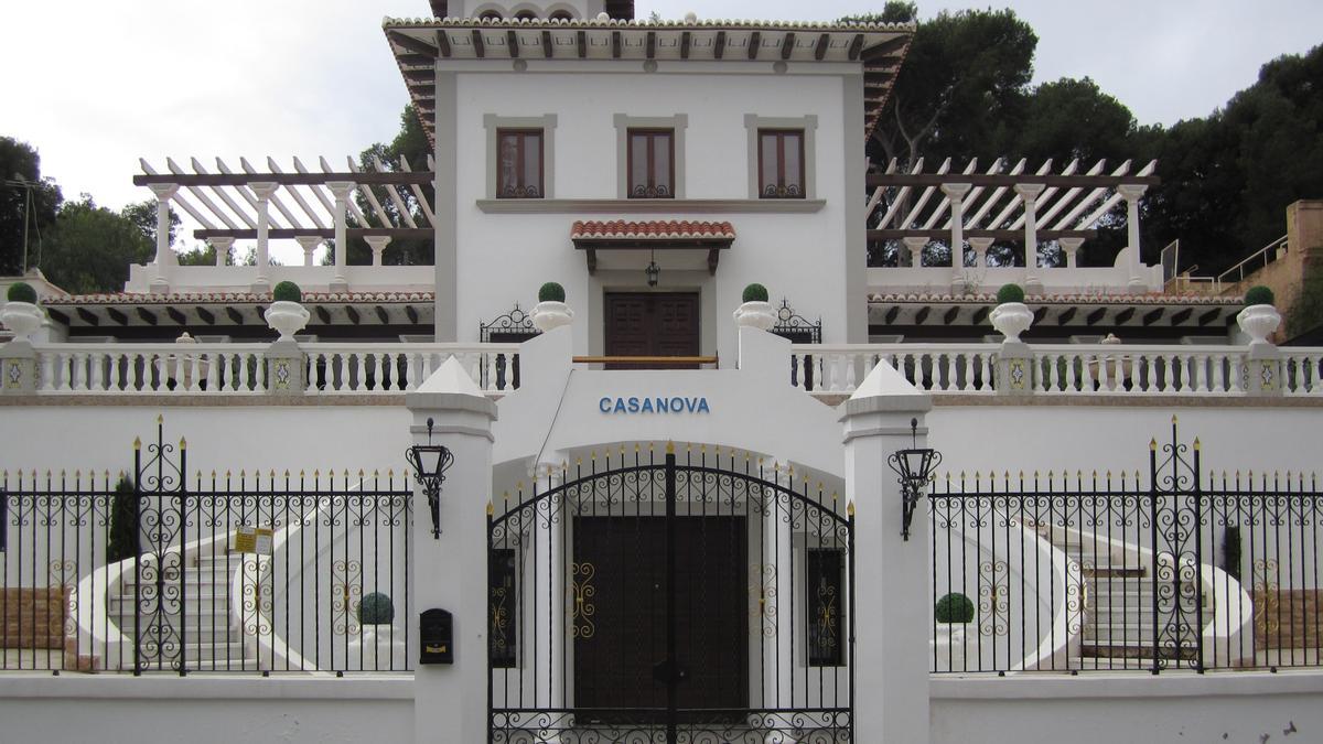 Villa Eloina, de estilo también montañés, fue construido por el accionista del  Banco de València Ramón Casanova.