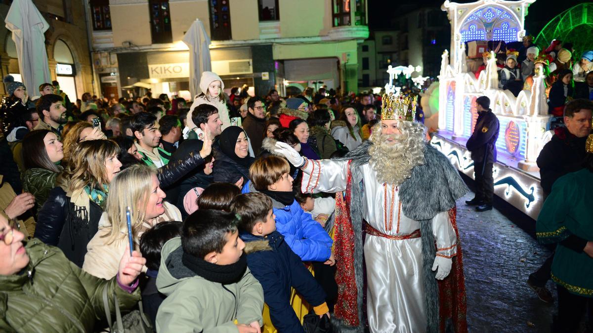 Melchor saluda a los niños en la plaza Mayor, durante la cabalgata de Reyes de Plasencia.