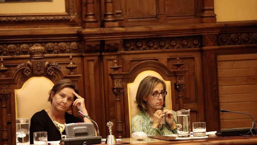 La alcaldesa, Carmen Moriyón, y la interventora, Belén Grana, durante una sesión plenaria del Ayuntamiento.