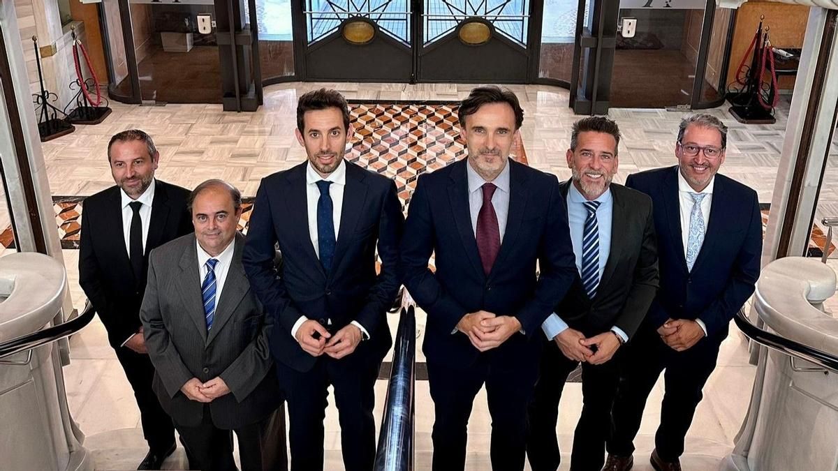 El consejero de Fomento e Infraestructuras, Jorge García Montoro, junto al equipo directivo de su departamento, en la Asamblea Regional.