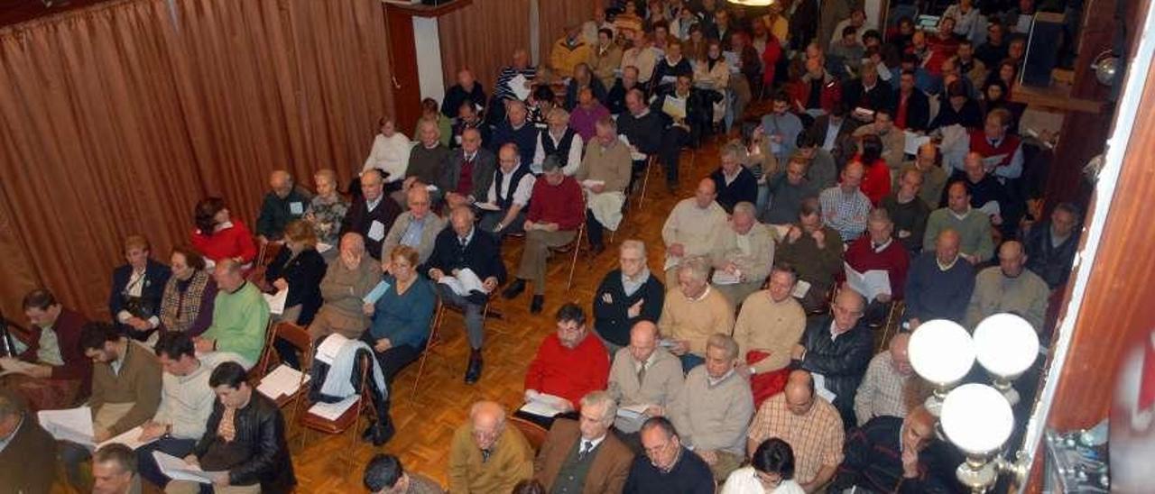 Una asamblea del Liceo Casino de Vilagarcía cuando aún tenía una gran masa social. // Iñaki Abella