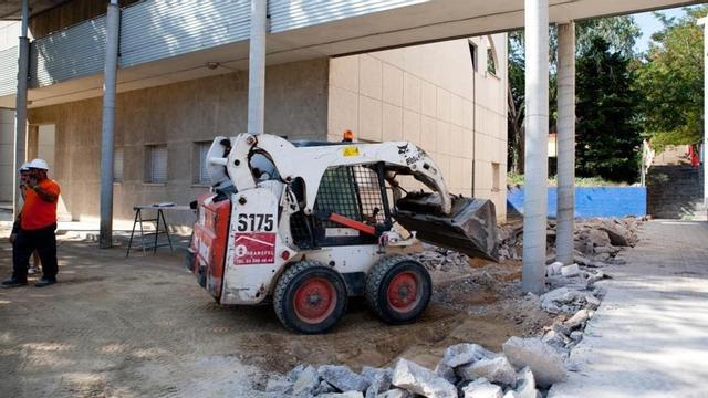 Obras de retirada de amianto en la escuela Xarau de Cerdanyola.