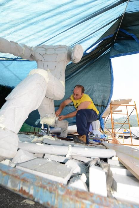 Preparación de embarcaciones del descenso floklórico de Laviana