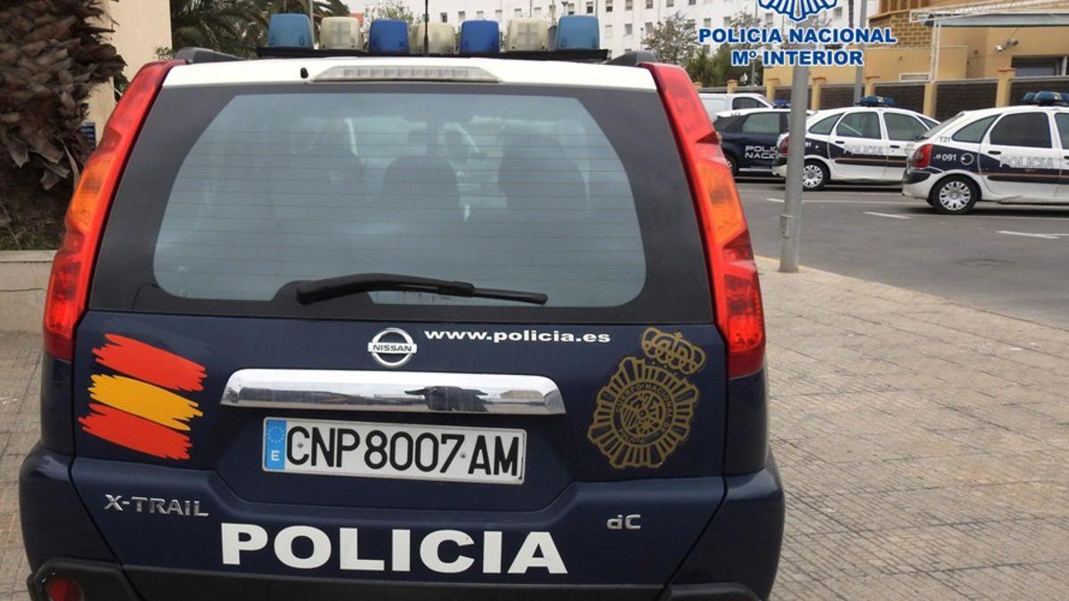 Un coche policial ante la Jefatura Superior de Policía de Melilla.