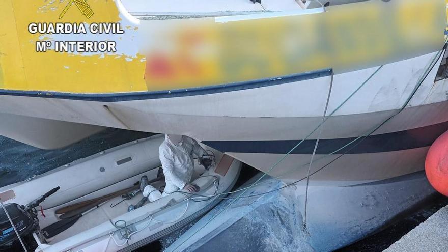 La Guardia Civil investiga vertidos durante unos trabajos de reparación de un barco de pasaje en Bueu