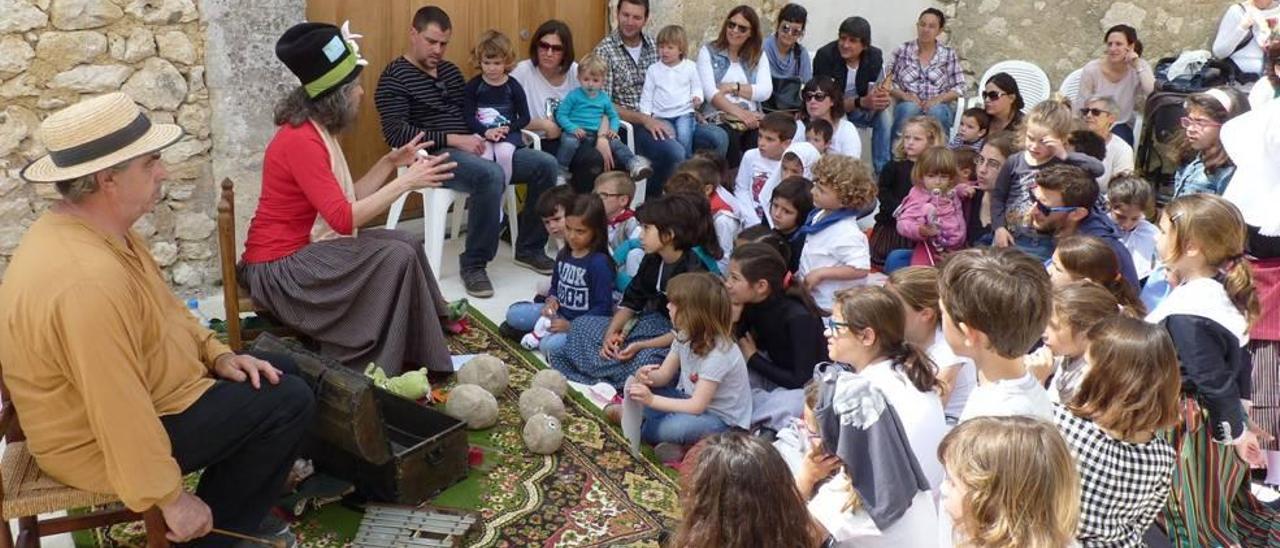 Contacontes a Montuïri durant la festa de Sant Jordi organitzada pels centres educatius del poble.