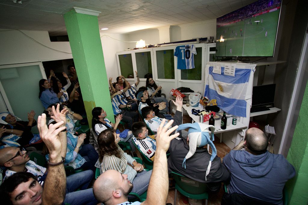 Aficionados argentinos en Murcia: partido, penaltis y celebración