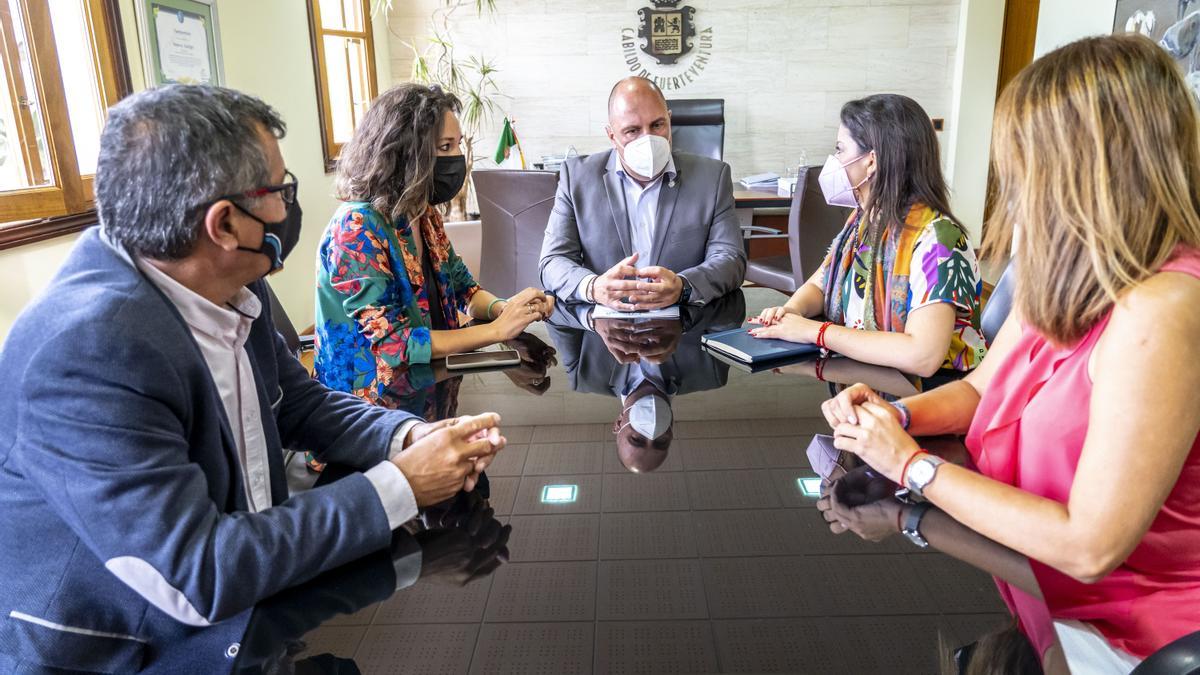 Reunión, hoy, de Yaiza Castilla con representantes del Cabildo de Fuerteventura.