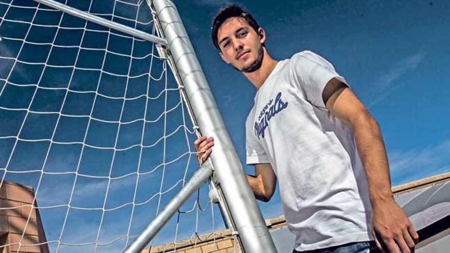 Fernando Cano posa junto a una portería en la ciudad deportiva de Paterna (Valencia).