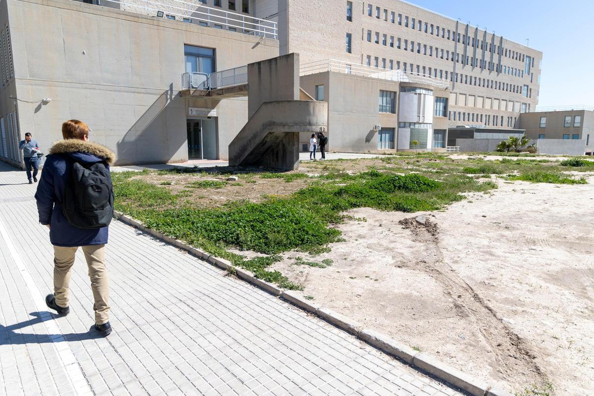Espacio donde estaba previsto construir el nuevo centro de día de oncología del Hospital de Sant Joan