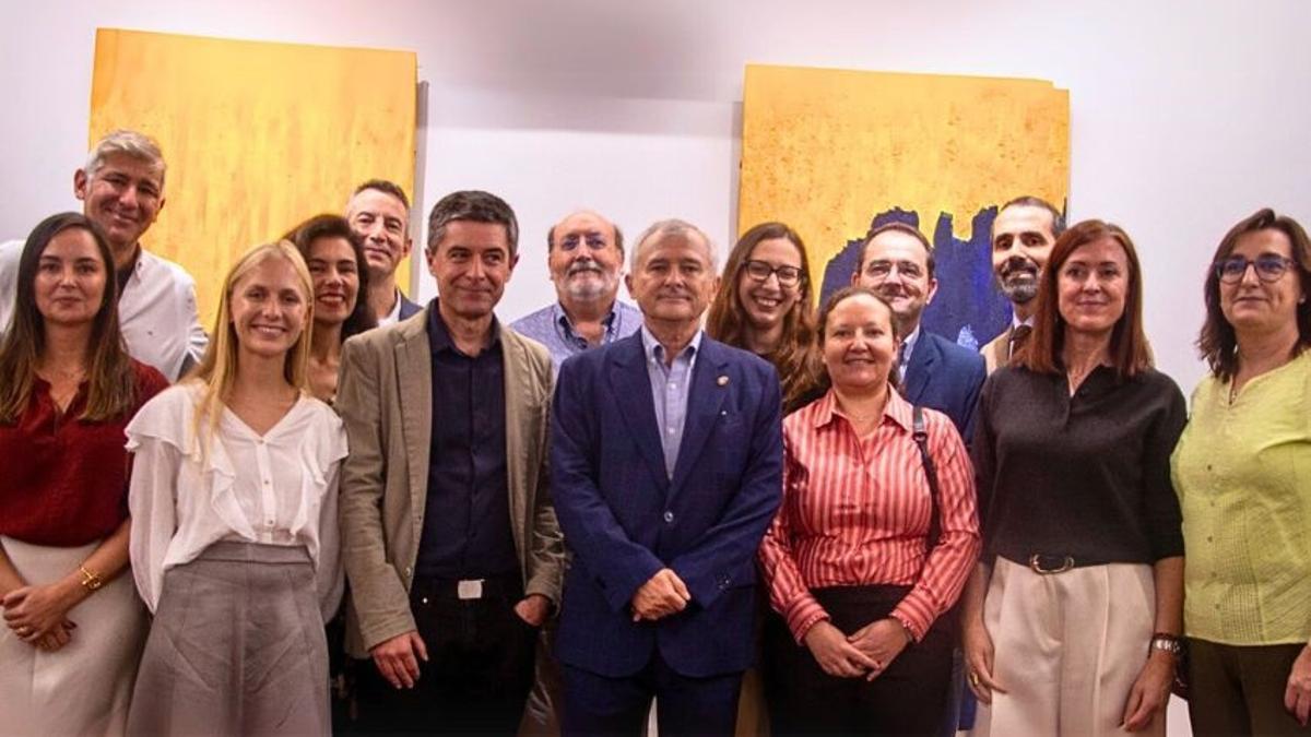 Tomás Merina (en el centro) y miembros de la lista 'ICOMEM para Todos'