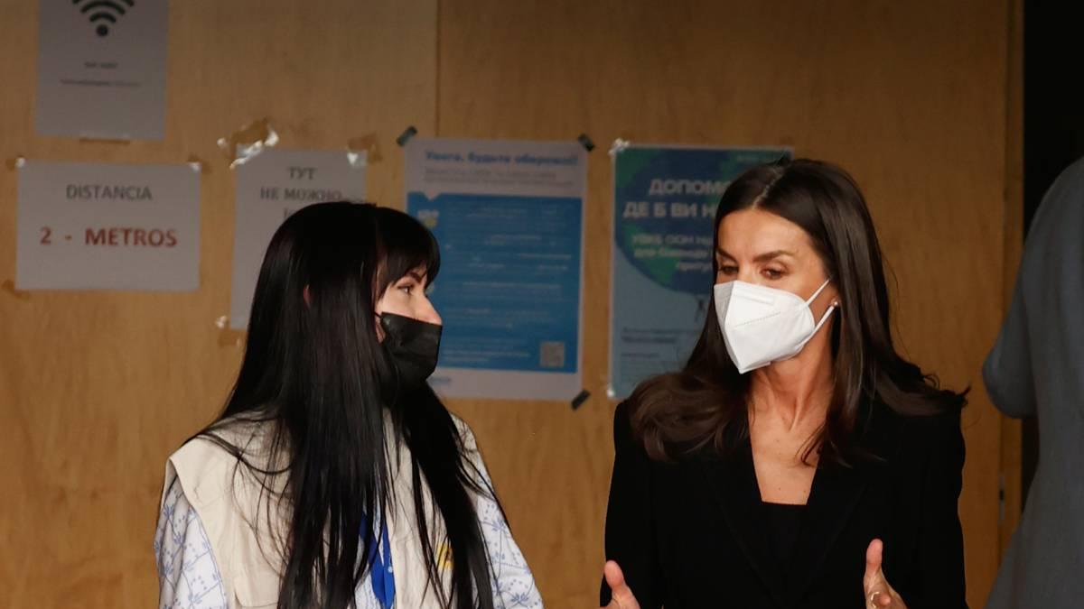 La reina Letizia durante la visita a un centro de refugiados ucranianos en Madrid