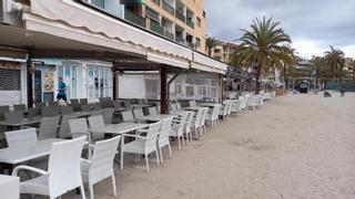 El GOB denuncia la ocupación de la playa de Alcúdia con terrazas de bar ante la Demarcación de Costas