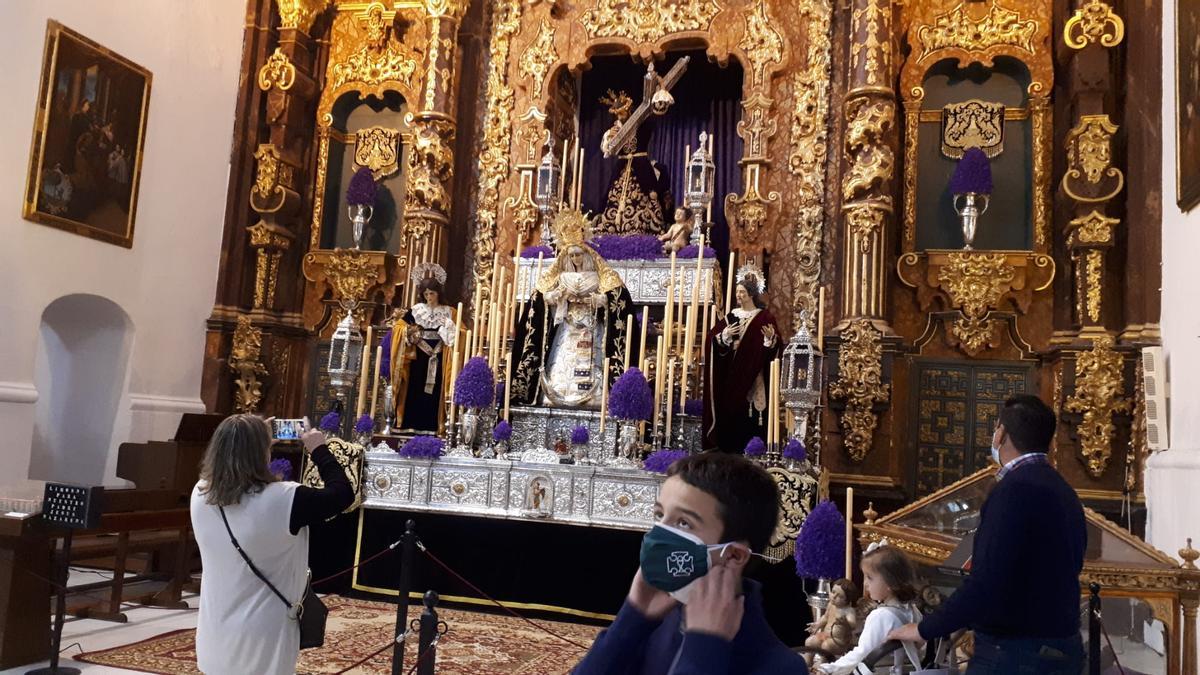 Detalle de la exposición en Santa Marina con la capilla de Jesús Nazareno y la Virgen de la Soledad.