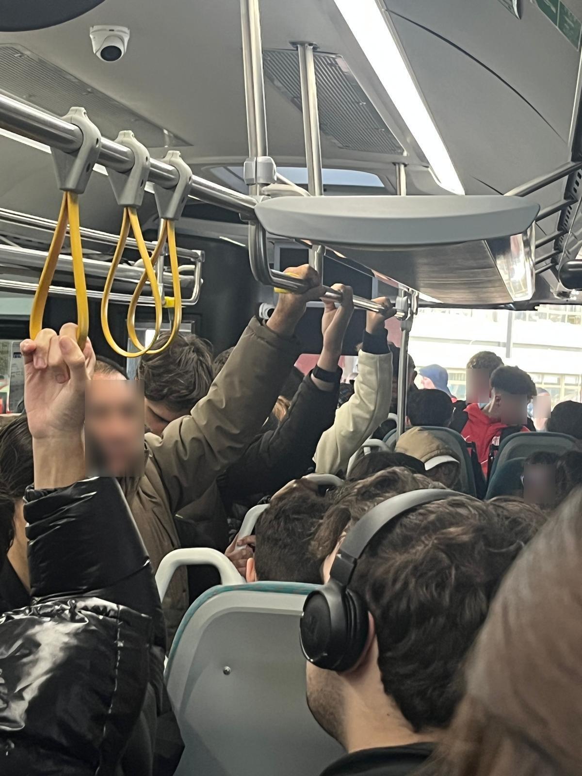 Foto de un bus abarrotado difundida por el Concello de Oleiros.
