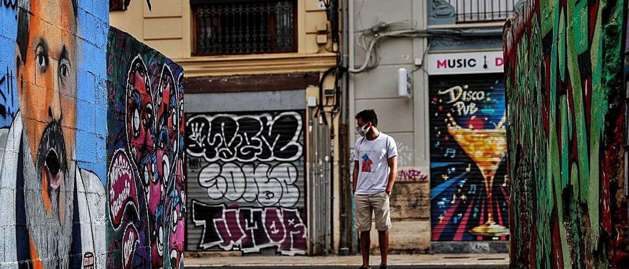 J. Warx, el grafitero de los murales virales sobre la covid y el rey