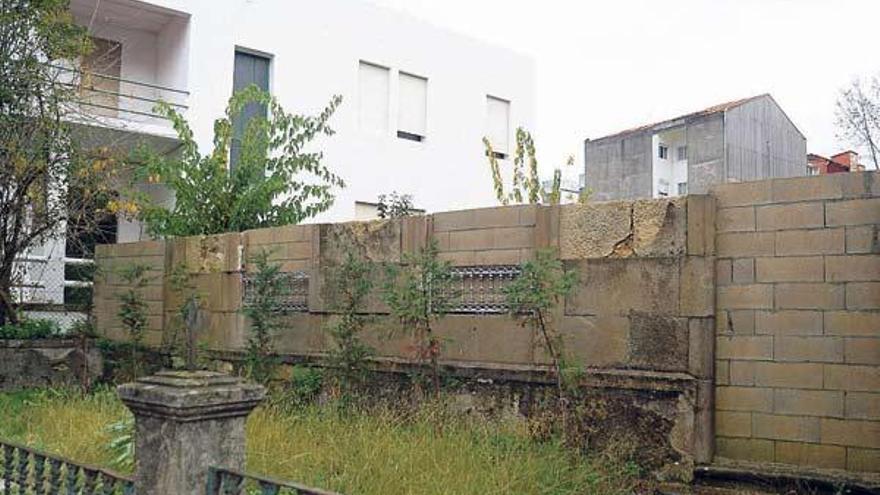 Estado de la fachada del inmueble del frustrado hotel de Rosalía de Castro.  // Iñaki Abella