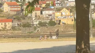 Su fina arena, sus cristalinas aguas y su ¿terapéutico barro?: los turistas más 'pringados' en esta playa de O Morrazo