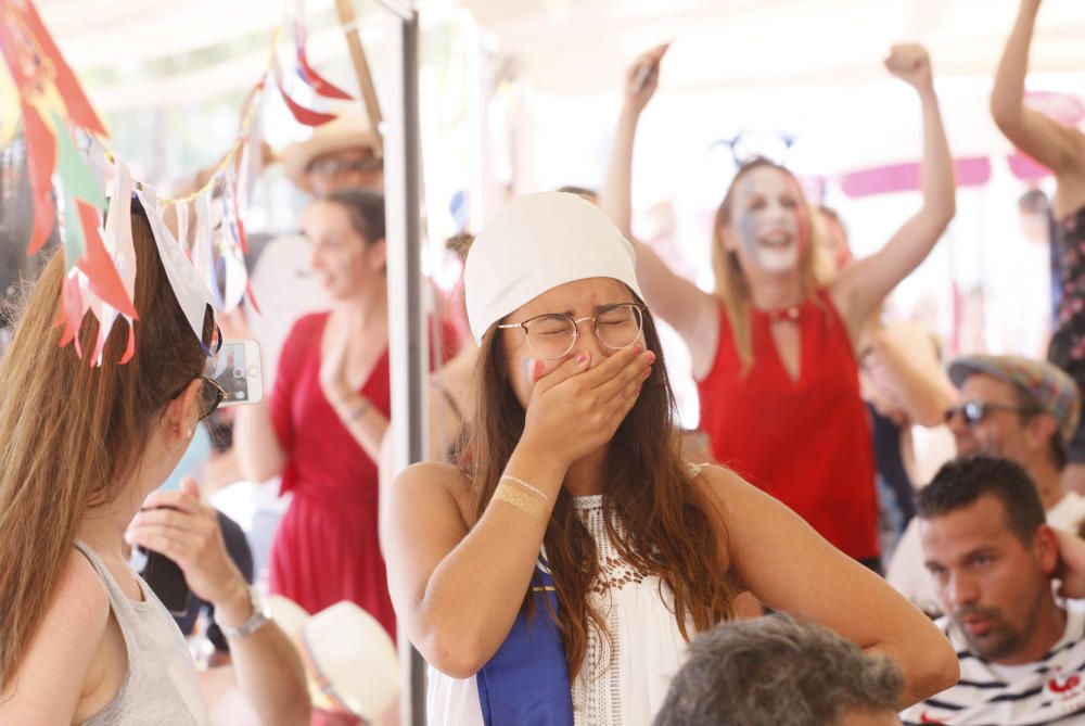 L''afició francesa a Roses celebra la victòria del seu equip al Mundial