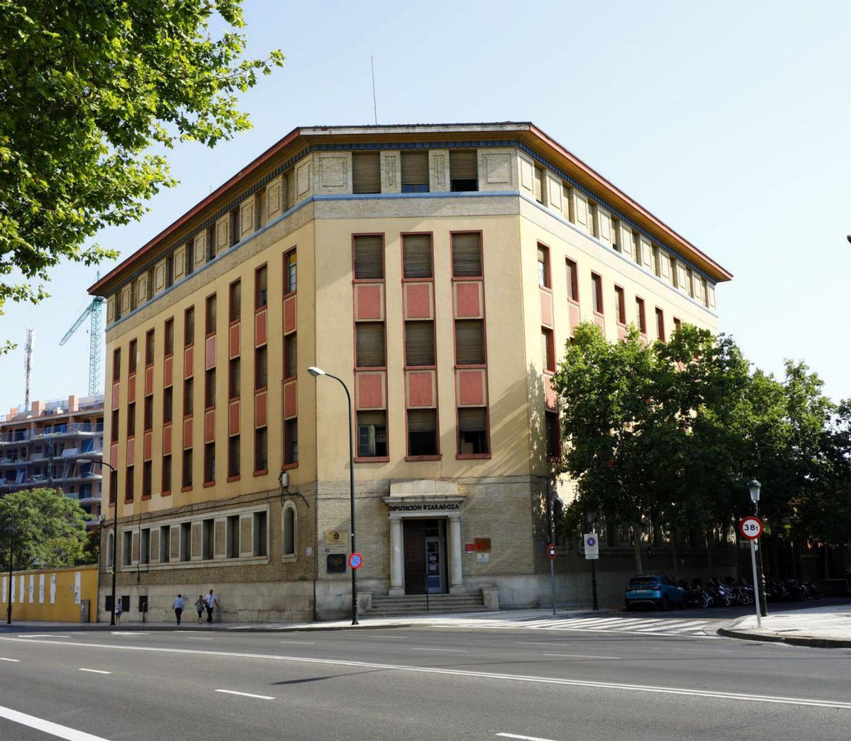 El antiguo edificio de Maternidad en el paseo María Agustín de Zaragoza.  | JAIME GALINDO