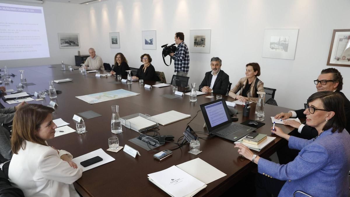 Nieves Roqueñí, a la derecha, mira a Adriana Lastra durante el primer consejo de administración del Puerto, ayer, con José Luis Barettino a su lado, Carmen Moriyón y Alejandro Calvo.