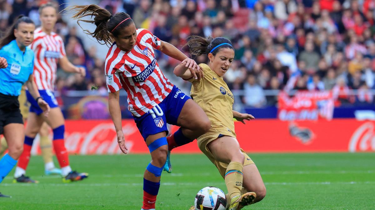 Leicy Santos en una acción con Aitana