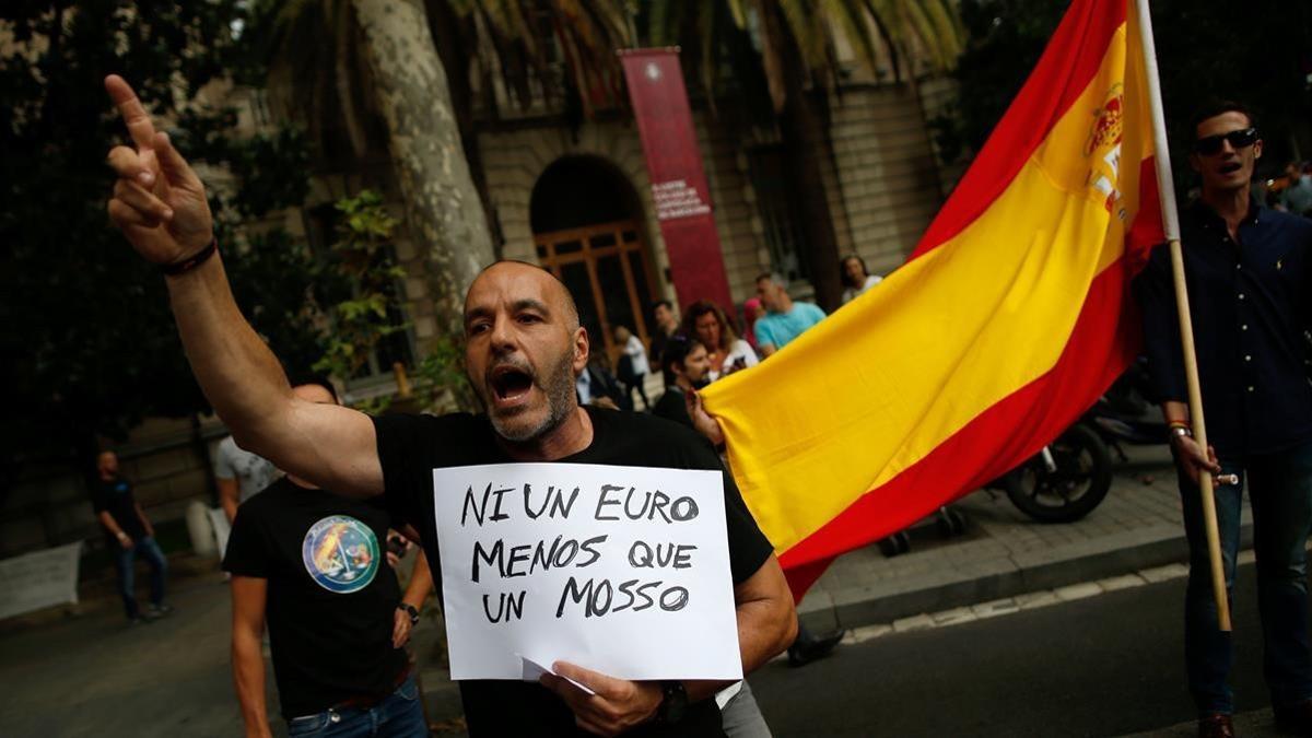 Manifestación policial frente a la Delegación del Gobierno español en Barcelona.