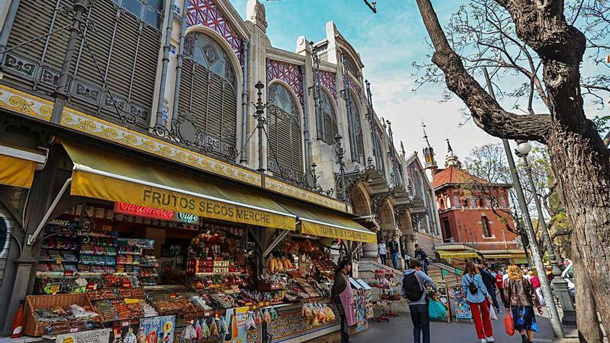 El Mercado Central acusa un gran descenso de clientela. | F. CALABUIG
