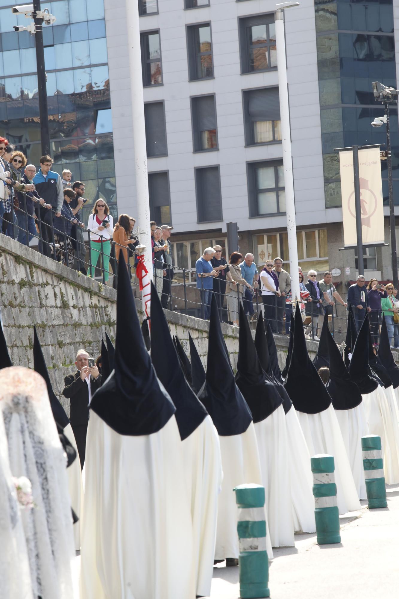 En imágenes: Así fue la procesión del Domingo de Resurrección para poner el broche a la Semana Santa de Gijón