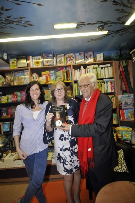 Firma de libros del Padre Ángel en Mieres