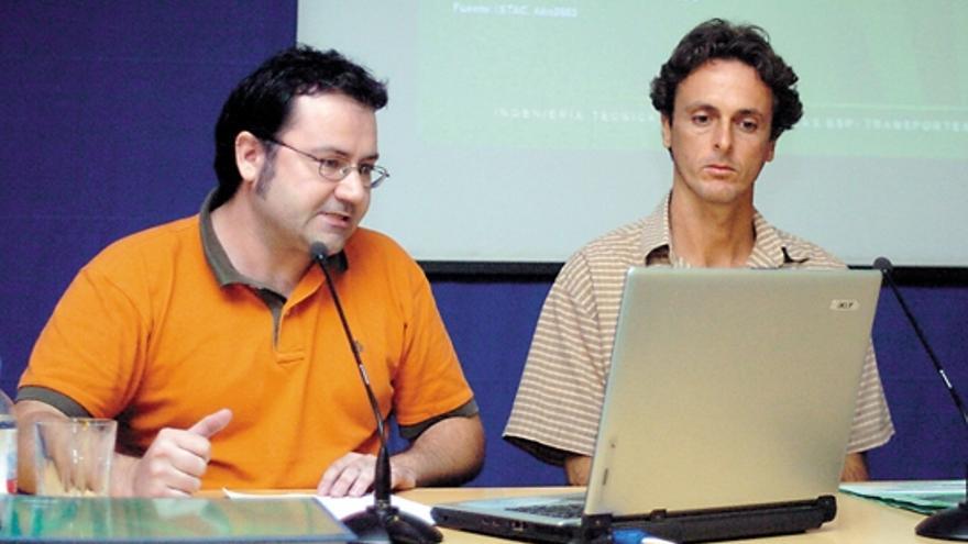 Diego Naya, a la izquierda, y Orlando Rodríguez durante la presentación del proyecto de Las Palmas en bici, ayer, en el Club Prensa Canaria.