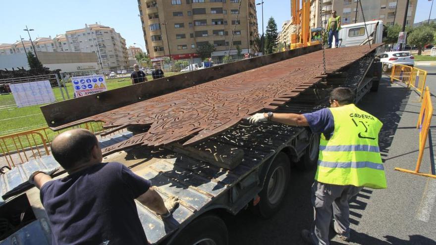 Un momento de las obras de traslado de la escultura de A. Miró.