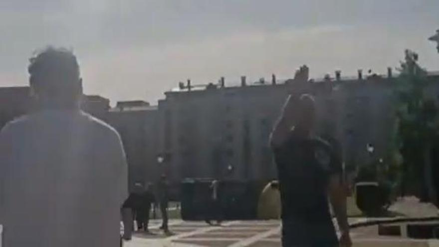 Irrumpe con saludos y proclamas neonazis en la acampada de universitarios a favor de Palestina en Oviedo