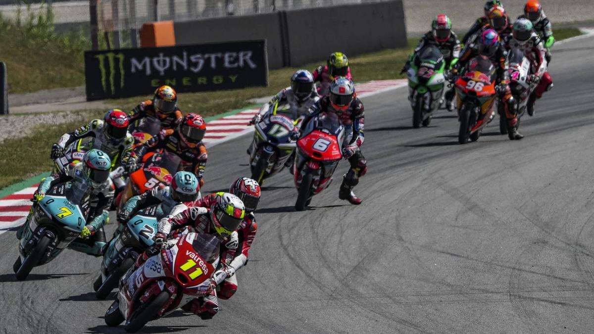 Sergio García Dols (dorsal 11), durante el GP de Cataluña de Moto3.