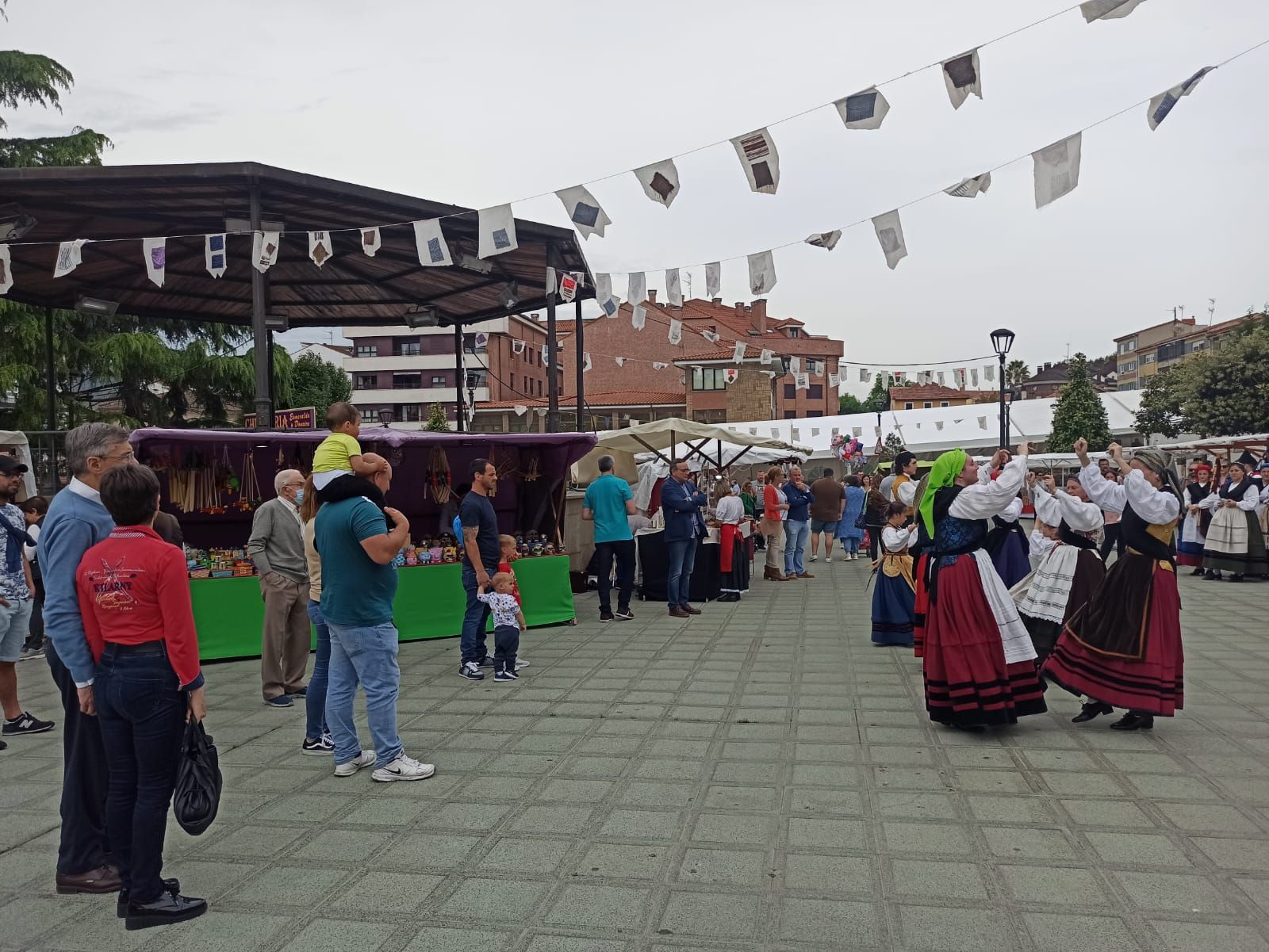 El mercado de San Isidro llena Posada de Llanera de tradición, música y niños