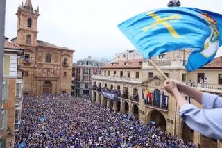 Una plaza para Santi Cazorla y una ciudad entregada a su equipo: así se vivió la histórica fiesta de ascenso del Real Oviedo en la plaza del Ayuntamiento