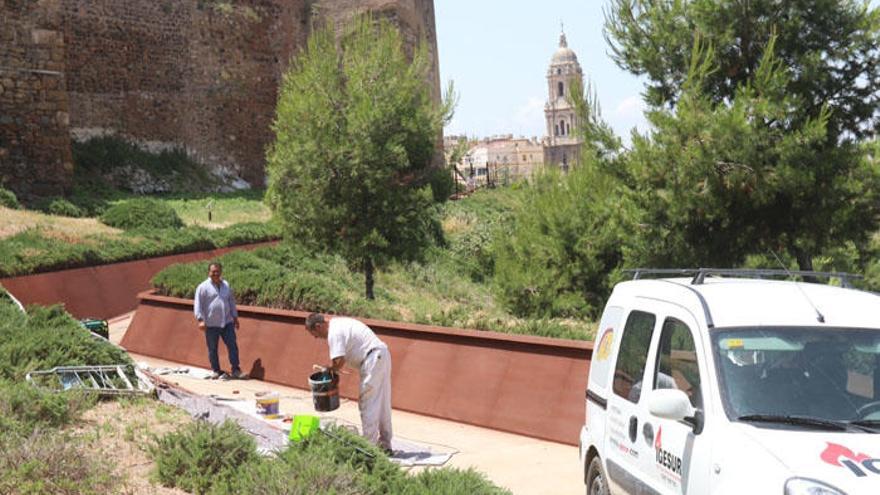 Operarios realizan trabajos en mayo de 2017 para reabrir la pasarela de La Alcazaba.