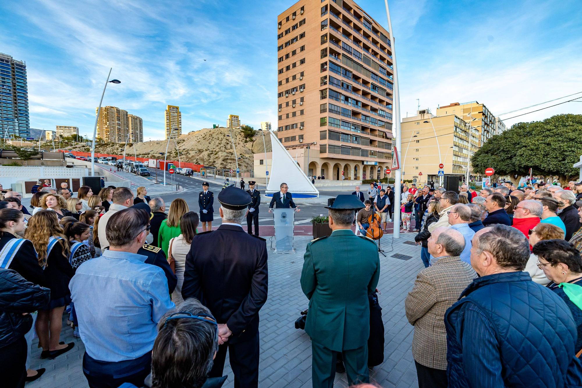 Benidorm rinde homenaje a las víctimas del covid con una rotonda en Poniente