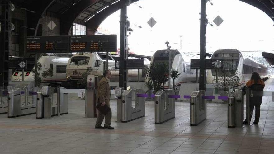 Trenes de Renfe en las plataformas de la estación de San Cristóbal.